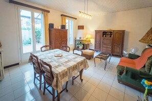 TV - Charming Toulouse House, Garden & Garage (Toulouse)