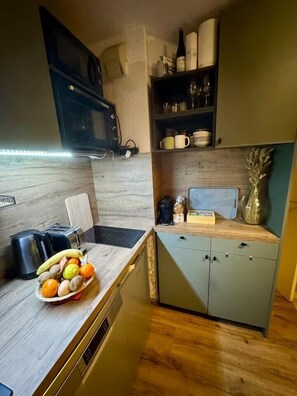 Fridge, microwave, oven, dishwasher - Charming apartment with garden and private parking (Le Monêtier-les-Bains)