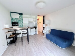 Living area - Charming studio with private garden in Aytré (Aytré)