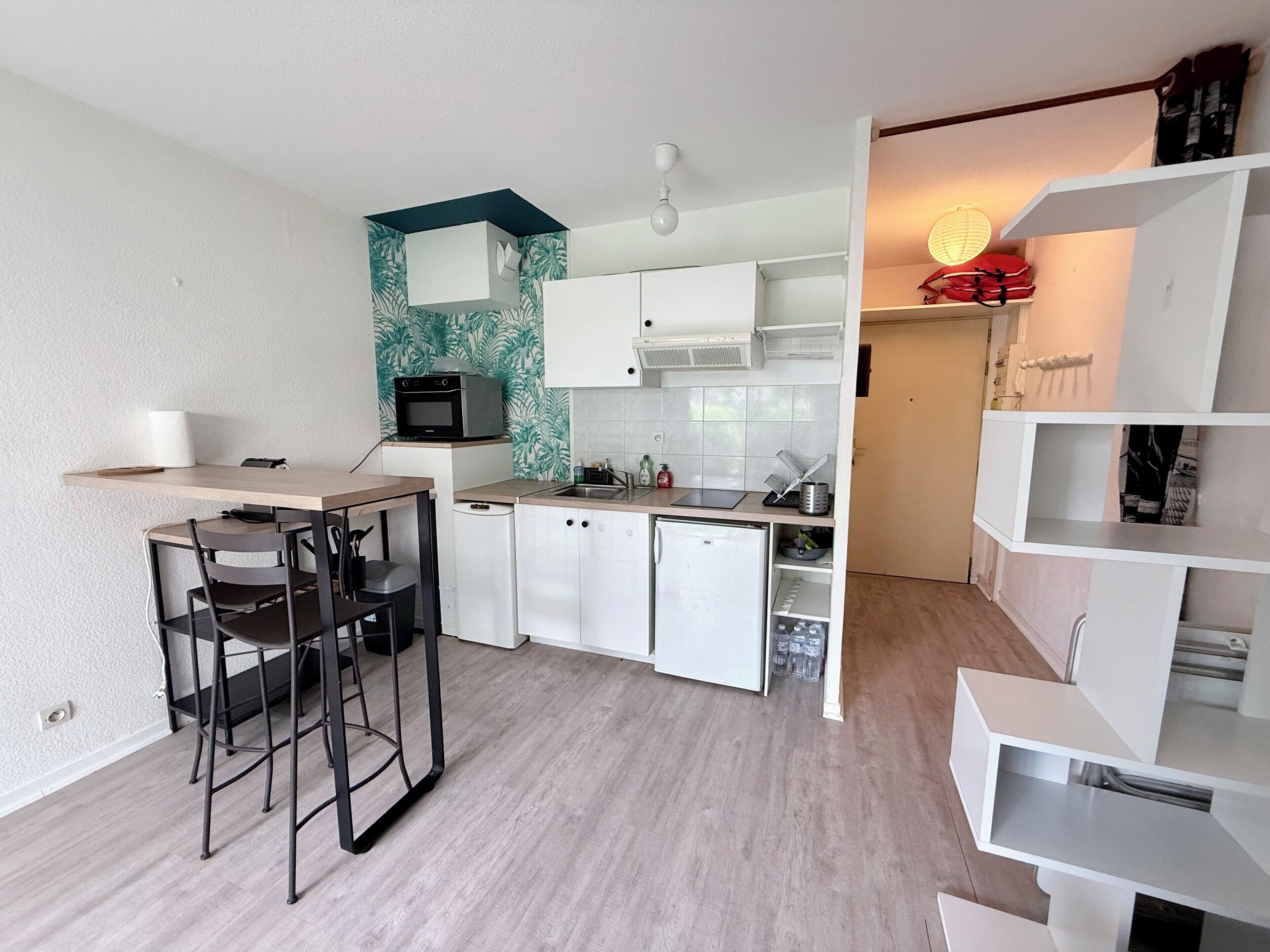 Een koelkast, een microgolfoven, een oven