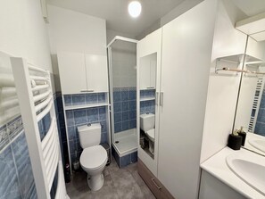 Shower - Charming studio with private garden in Aytré (Aytré)