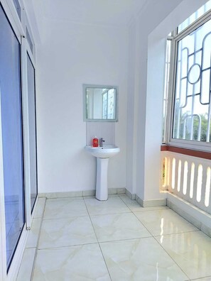 Bathroom - luxury and elegant home near world waters,Nyali beach, Nyali centre for family (Mombasa)