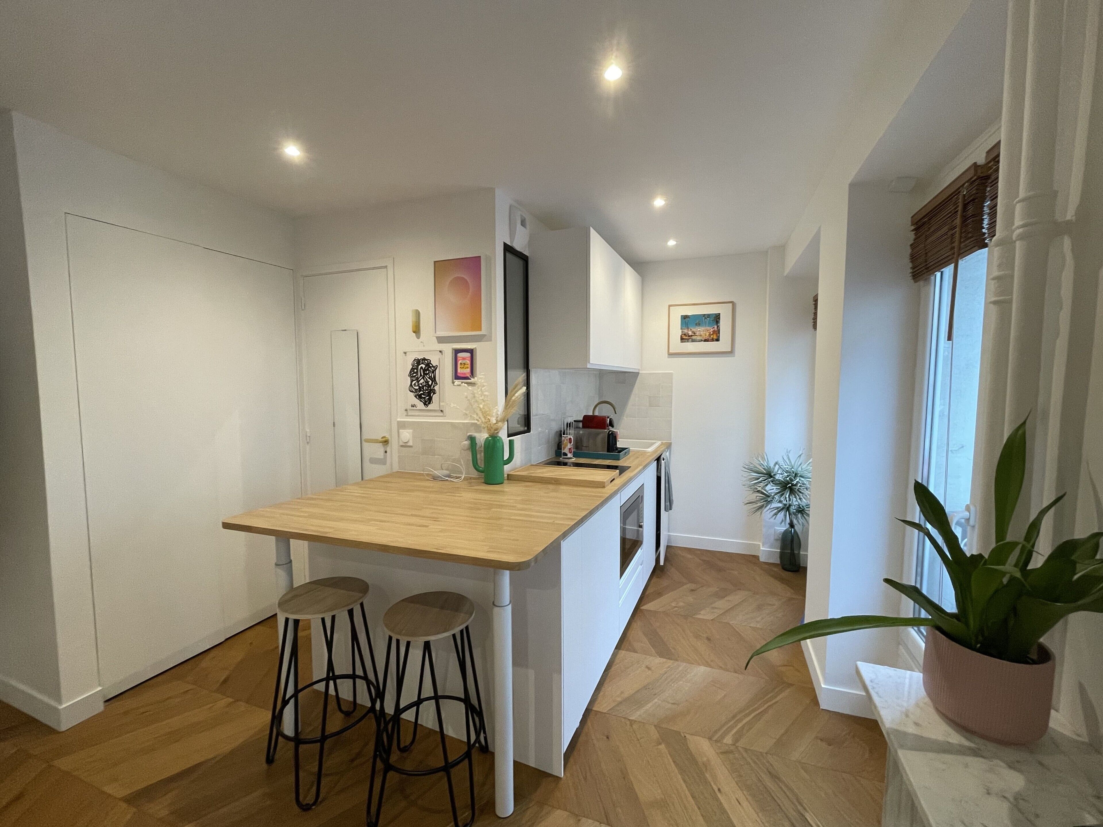 Fridge, microwave, dishwasher, coffee/tea maker