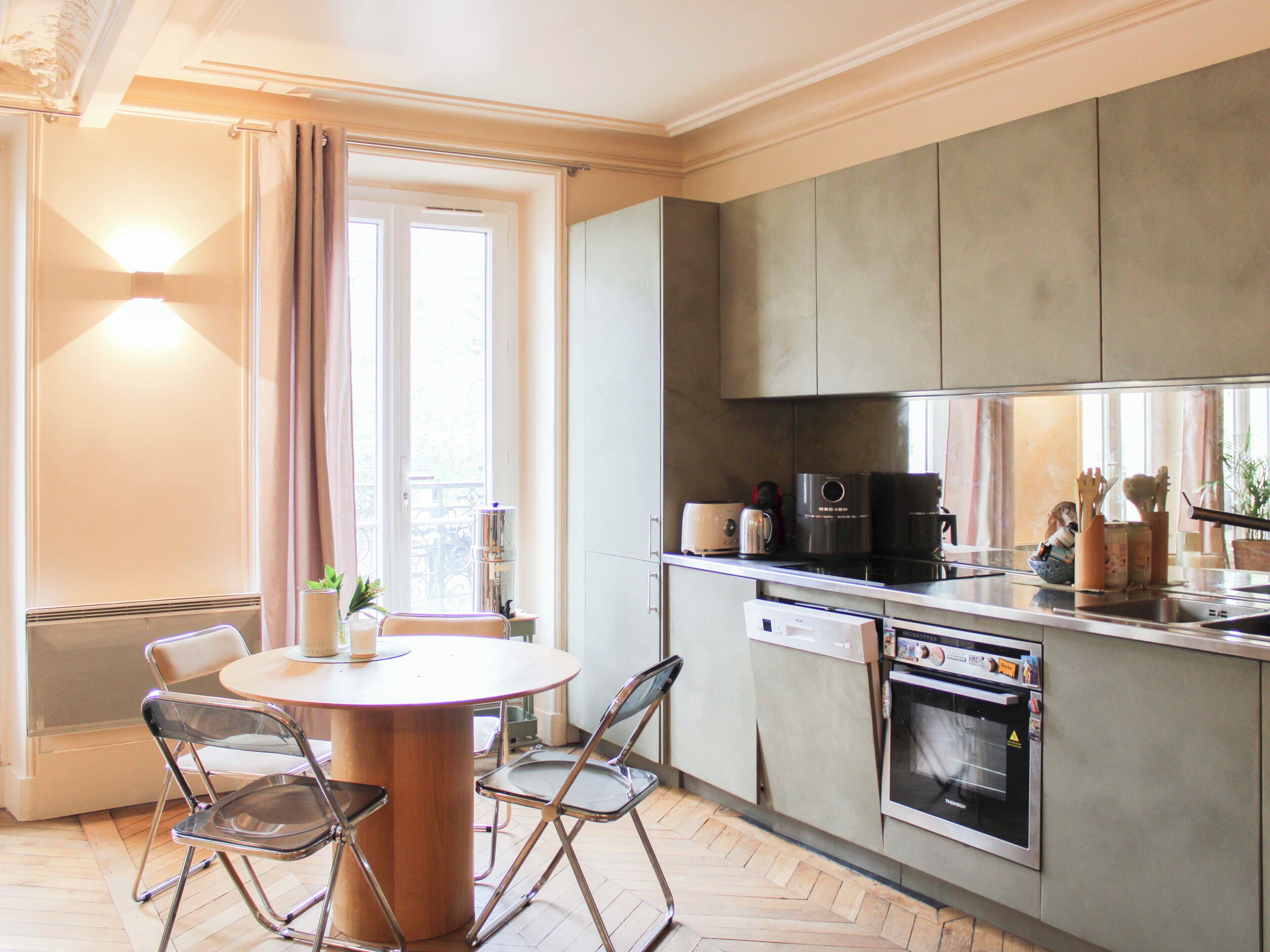 Fridge, oven, dishwasher, coffee/tea maker