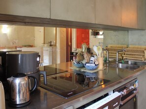 Fridge, oven, dishwasher, coffee/tea maker - Charming apartment with balcony in Paris 11 (Paris)