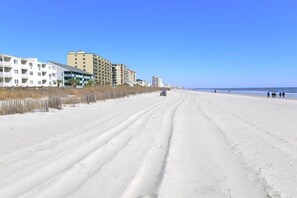 Beach nearby - Emerald Tide Suite at Yacht Club Villas (North Myrtle Beach)