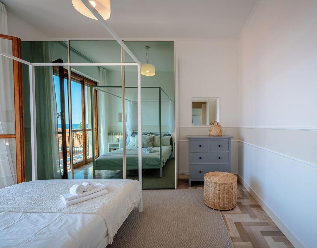 2 bedrooms, desk