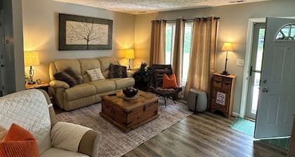 Cozy 2-bedroom next to Cardinal Greenway.