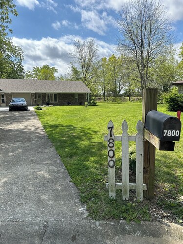 Cozy 2-bedroom next to Cardinal Greenway.