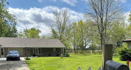 Cozy 2-bedroom next to Cardinal Greenway.