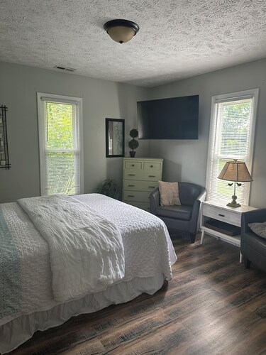 Cozy 2-bedroom next to Cardinal Greenway Trail