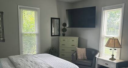 Cozy 2-bedroom next to Cardinal Greenway Trail