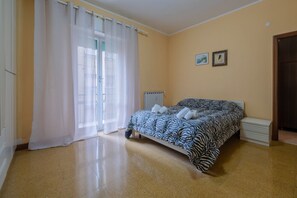Room - A cozy and comfortable apartment of approximately 70 square meters located on the second floor of a building with an elevator, accommodating up to 6 people.The property is just a few minutes’ walk from La Spezia Central Station, in an area with all the (La Spezia)