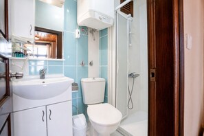 Chambre Double Supérieure, vue mer | Salle de bain | Douche, sèche-cheveux, serviettes fournies, savon