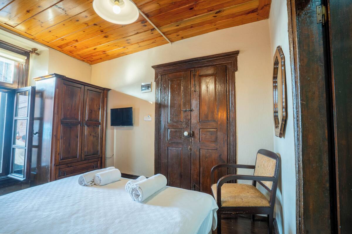 Minibar, wifi gratis y ropa de cama