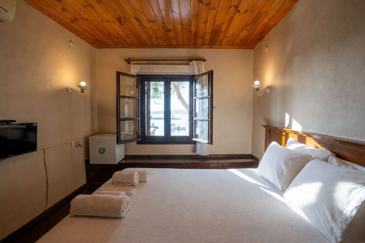 Minibar, wifi gratis y ropa de cama