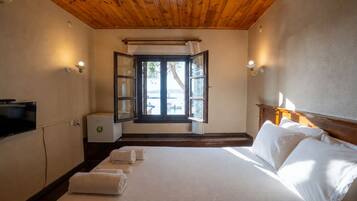 Deluxe Double Room, Sea View | Minibar, free WiFi, bed sheets