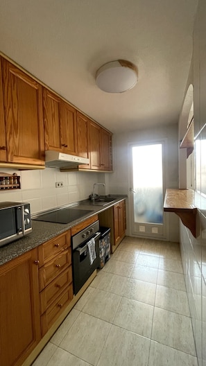 Frigorífico, microondas, horno y placa de cocina