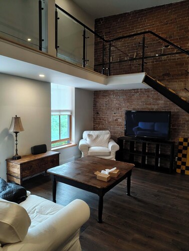 Luxury Industrial/Brick Loft in Downtown Almonte