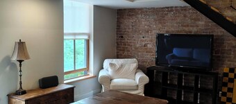 Luxury Industrial/Brick Loft in Downtown Almonte