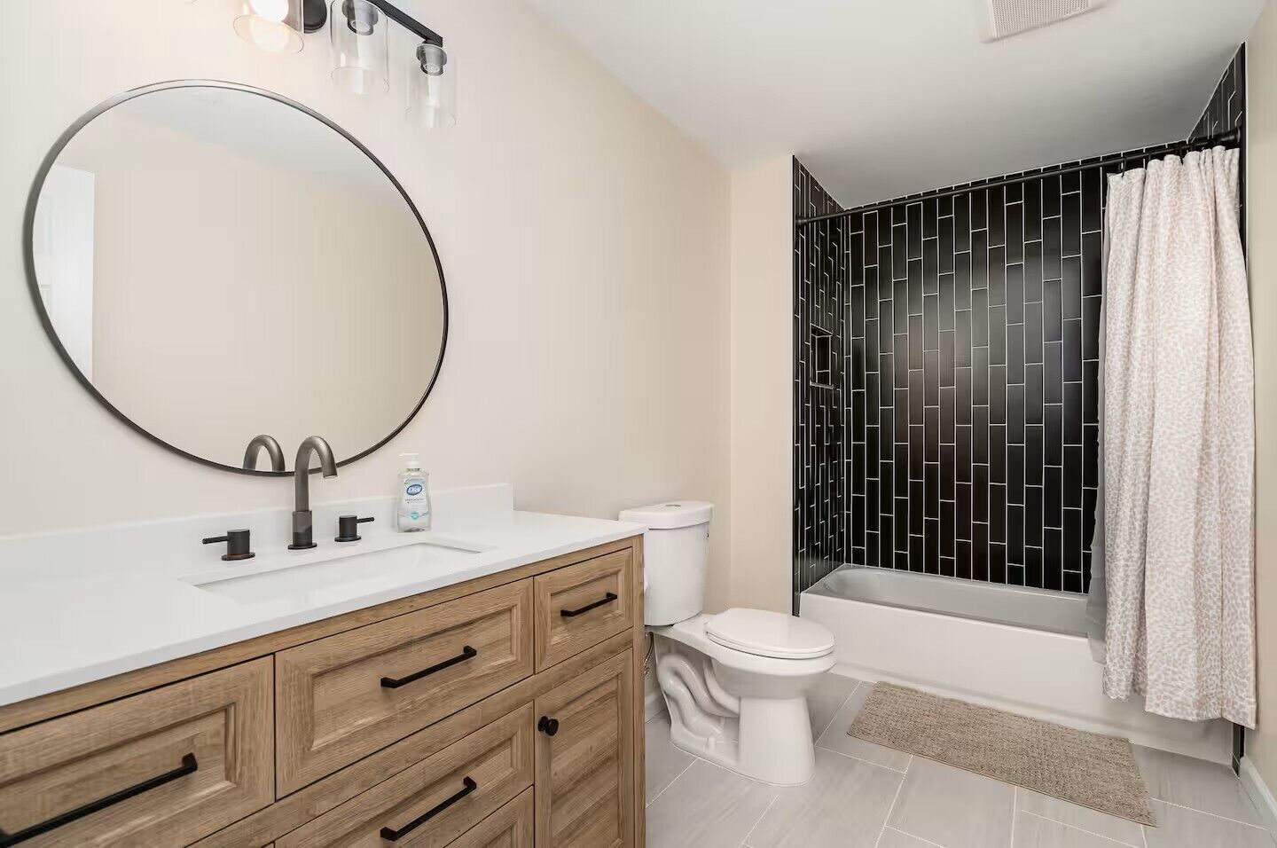 Douche, serviettes fournies, savon, papier toilette