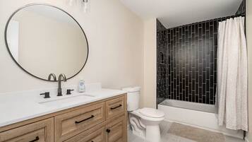 Douche, serviettes fournies, savon, papier toilette