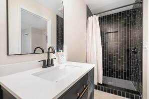 Douche, serviettes fournies, savon, papier toilette