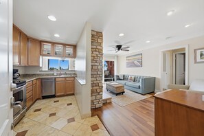 Living area - Condo in North Pacific Beach With Ocean Views (San Diego)