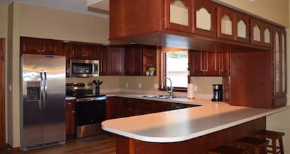 2-BDRM Honor townhome w/shared lake access & AC, pet friendly, newly remodeled