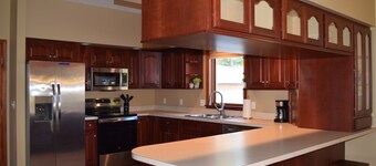2-BDRM Honor townhome w/shared lake access & AC, pet friendly, newly remodeled