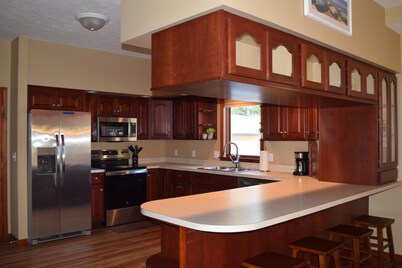 2-BDRM Honor townhome w/shared lake access & AC, pet friendly, newly remodeled