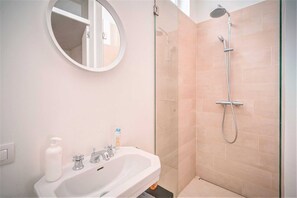 Apartment | Bathroom - Charming Bright Stone Lodge (Antwerp)