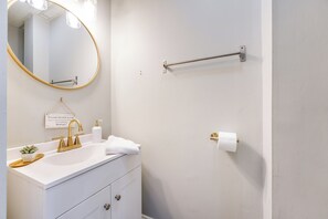 Séchoir à cheveux, serviettes fournies, savon, papier de toilette