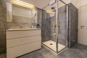 Shower, hair dryer, bidet, towels - Central Ancona: 6 guests stay (Ancona)