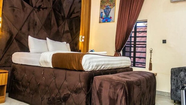Deluxe Room, Balcony, City View | Meja, ruang kerja komputer riba, langsir/tirai gelap terus, kalis bunyi 