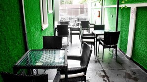 Tempat makan luar