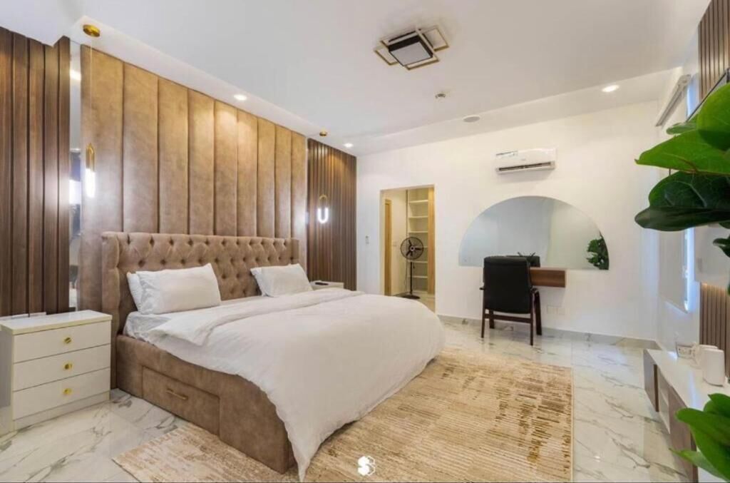 Escritorio, espacio para trabajar con laptop y cortinas blackout 