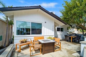 Outdoor dining - Dana Point Lantern District Retreat- Beach Close!! (Dana Point)
