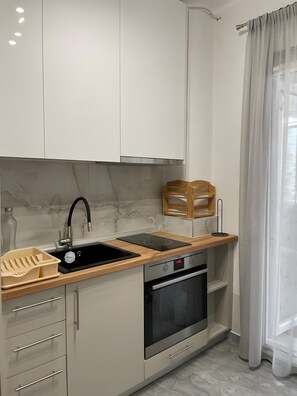 Fridge, oven, stovetop, coffee/tea maker - Vicky’s City Center Apartment with Large Terrace, Thessaloniki (Thessaloniki)