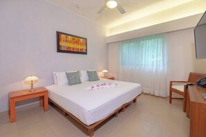 In-room safe, iron/ironing board, free WiFi, bed sheets - R105. Standard Room King. (Playa del Carmen)