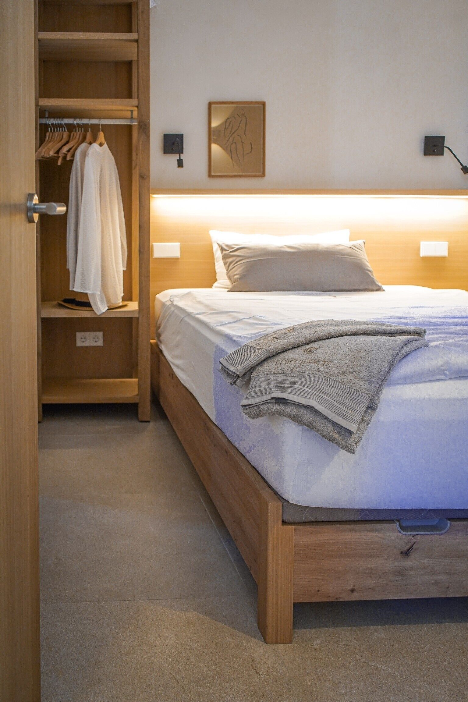 Iron/ironing board, WiFi, bed sheets