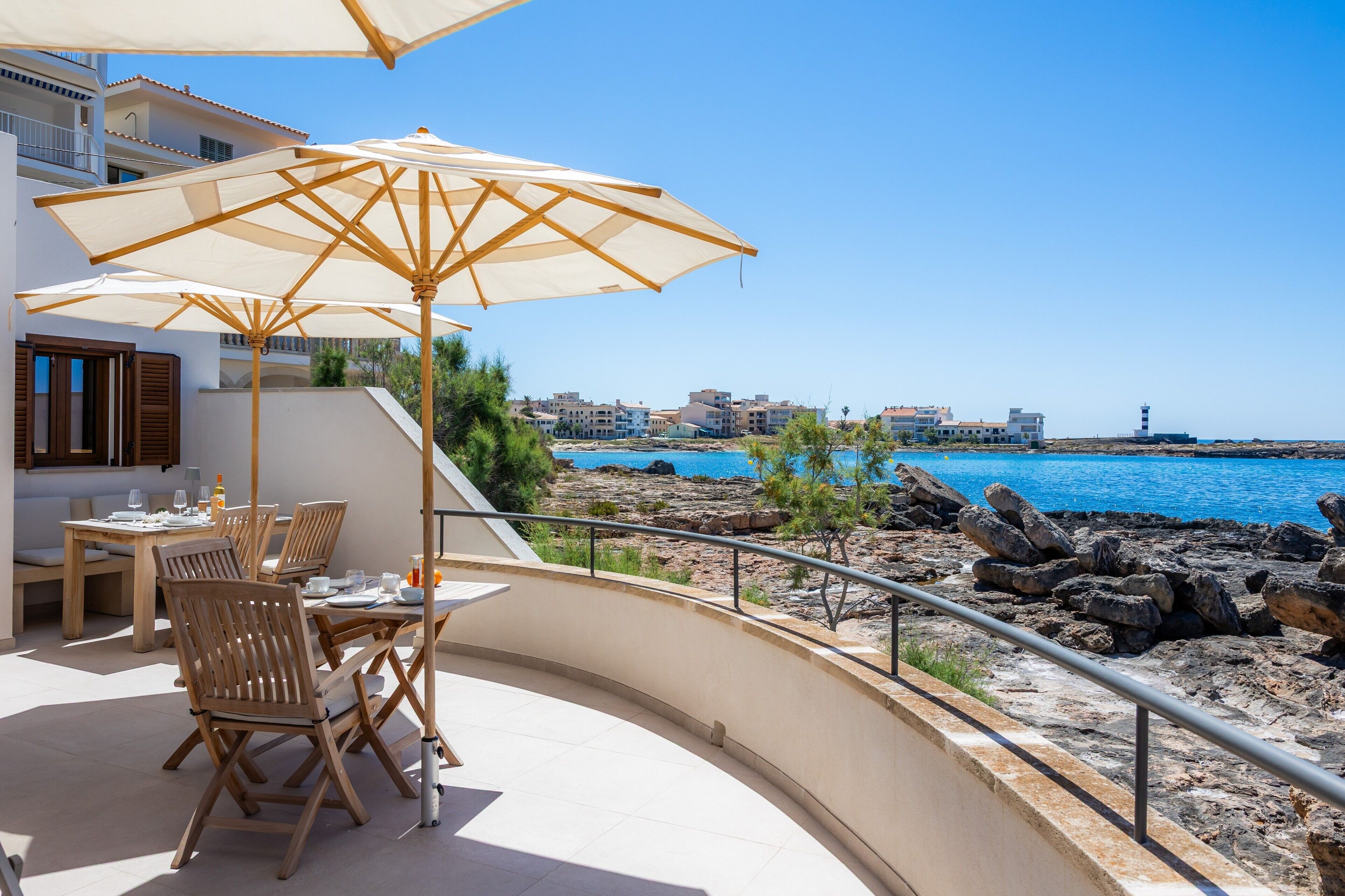Un balcón con mobiliario exterior y vista al mar.