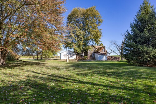 Cozy Skaneateles 4 bedroom farmhouse with Hot Tub!