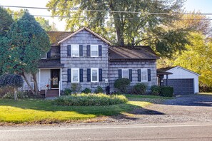 Exterior - Cozy Skaneateles 4 bedroom farmhouse with Hot Tub! (Auburn)