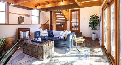 Private Skaneateles 4 bedroom farmhouse with Hot Tub!