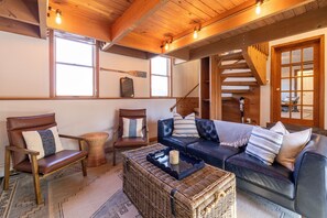Smart TV - Cozy Skaneateles 4 bedroom farmhouse with Hot Tub! (Auburn)