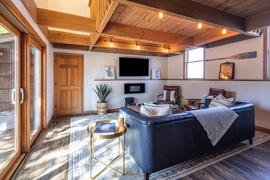 Private Skaneateles 4 Bedroom Farmhouse With Hot Tub! - Cayuga Lake, NY