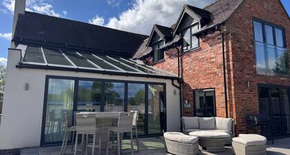 Cheshire escape. Golf course location. Hot Tub. 4 Ensuite bathrooms. sleeps 10.