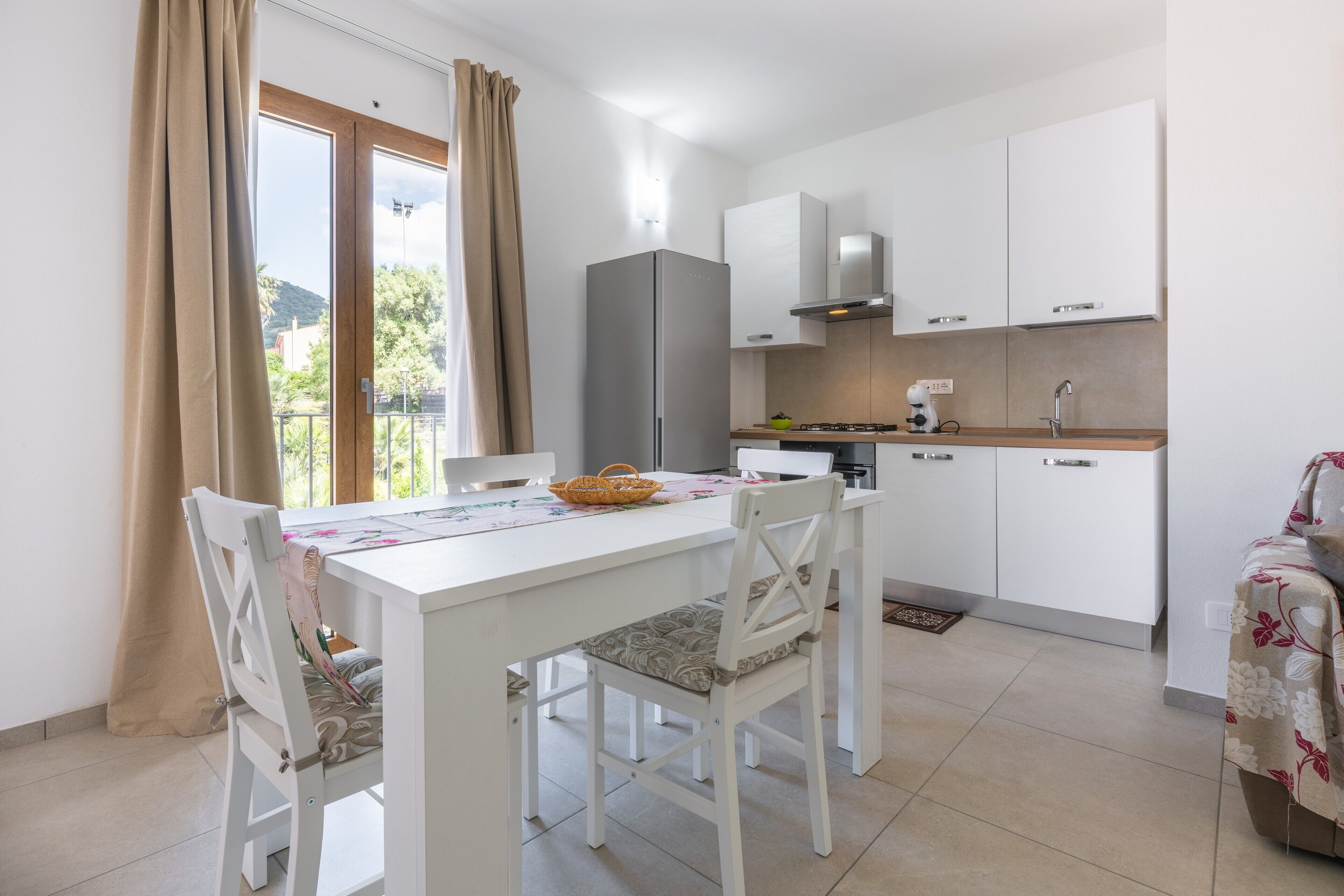 Frigorífico, horno, placa de cocina y cafetera o tetera