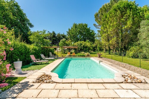 Guest Room “Chambre Lilas” with Shared Pool, Wi-Fi and Air Conditioning